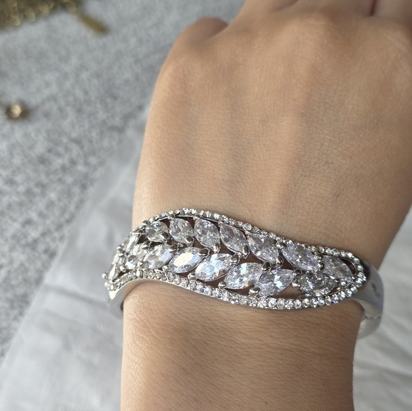 Boutique Elegant Silver Crystal Bracelet - Picture 13 of 14